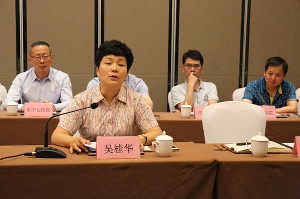 1 副市长吴桂华主持会议并讲话.jpg